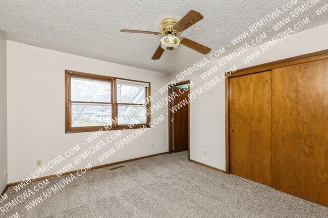 Building Photo - OUTDOOR SPACE!! 2 Bed, 1.5 Bath Duplex in ...