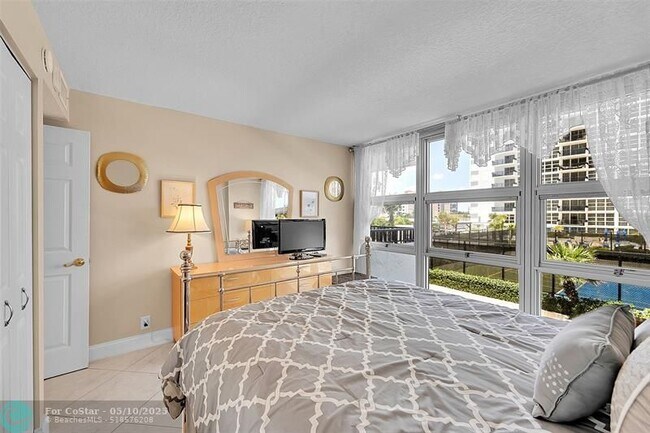 Building Photo - 525 N Ocean Blvd