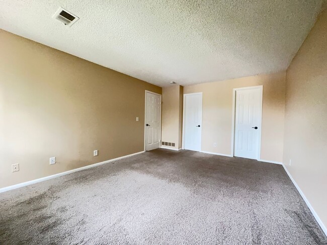 Building Photo - Free Rent Available - Spacious 1 Bedroom C...