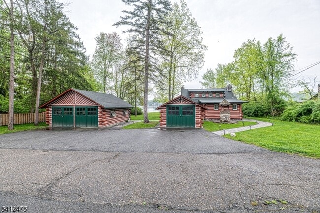 Building Photo - 121 Bearfort Rd