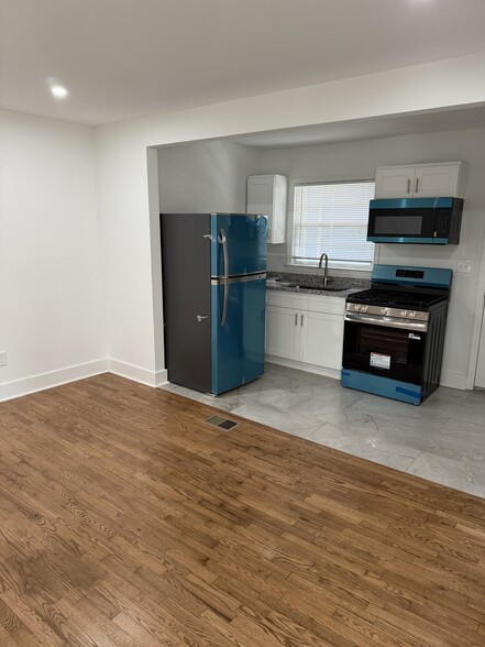 Building Photo - 717 Sycamore Dr