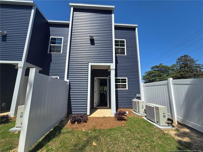 Building Photo - 1511 Fort Bragg Rd