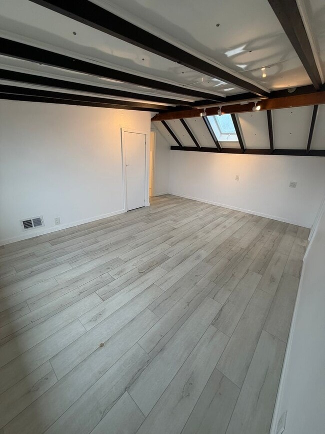 Building Photo - Beautiful 3 Bed / 2 Bath House With a Gorgeous View!