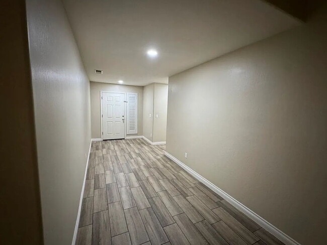 Building Photo - For Rent Beautiful 4-Bedroom Home in Southwest Bakersfield