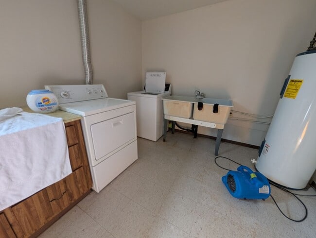 Building Photo - Huge Orchards House - Beautiful Updates