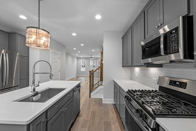 Building Photo - 644 W End Dr