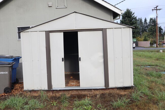 Building Photo - Cozy Single-Family Home for Lease in Brush...