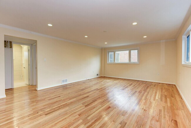 Building Photo - 9718 Holmhurst Rd
