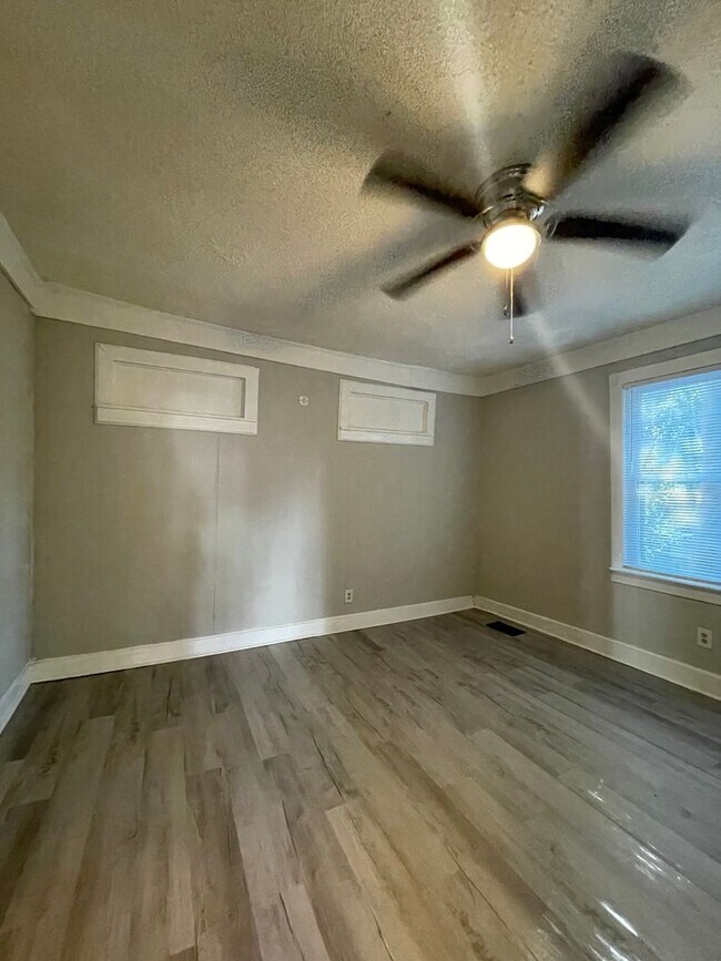 Building Photo - Downtown Charleston Apartment!