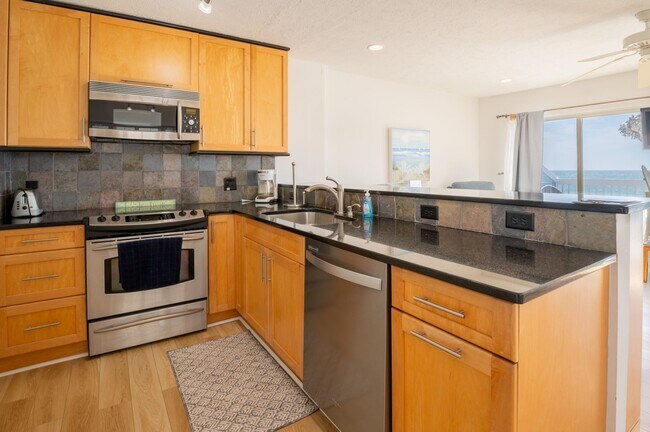 Building Photo - PERFECT OCEANFRONT FURNISHED ONE BEDROOM R...