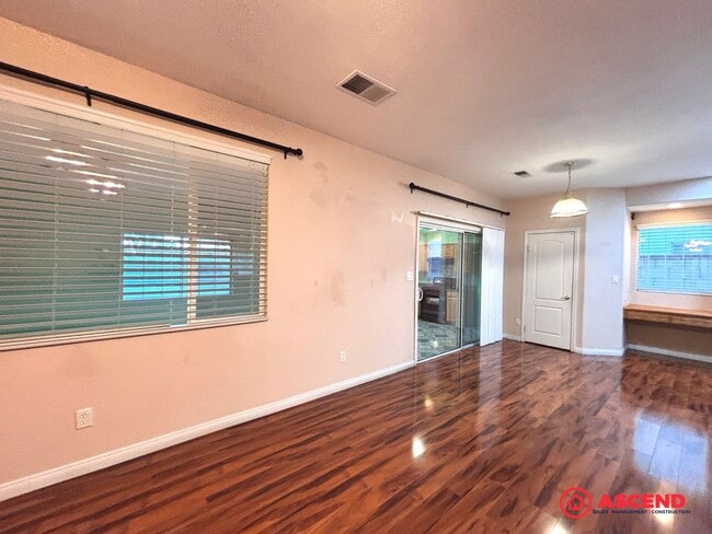 Building Photo - Lovely 5 Bedroom Home In River Oaks Area!