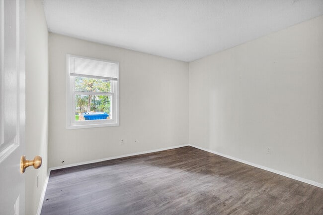 Building Photo - 1629 RaceTrack Rd