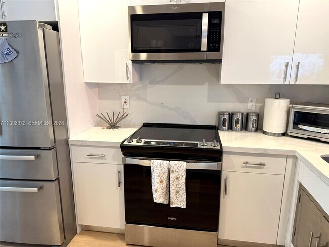 Building Photo - 6420 NW 109th Ave