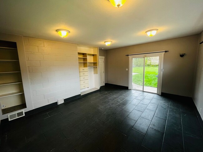 Building Photo - 4 Bedroom East Bremerton with Large Yard