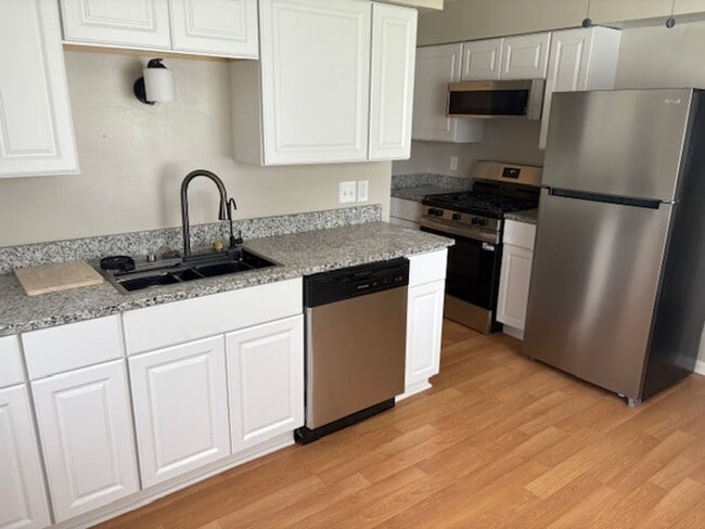 Building Photo - Amazing 4 Bedroom 1 Bathroom available in ...
