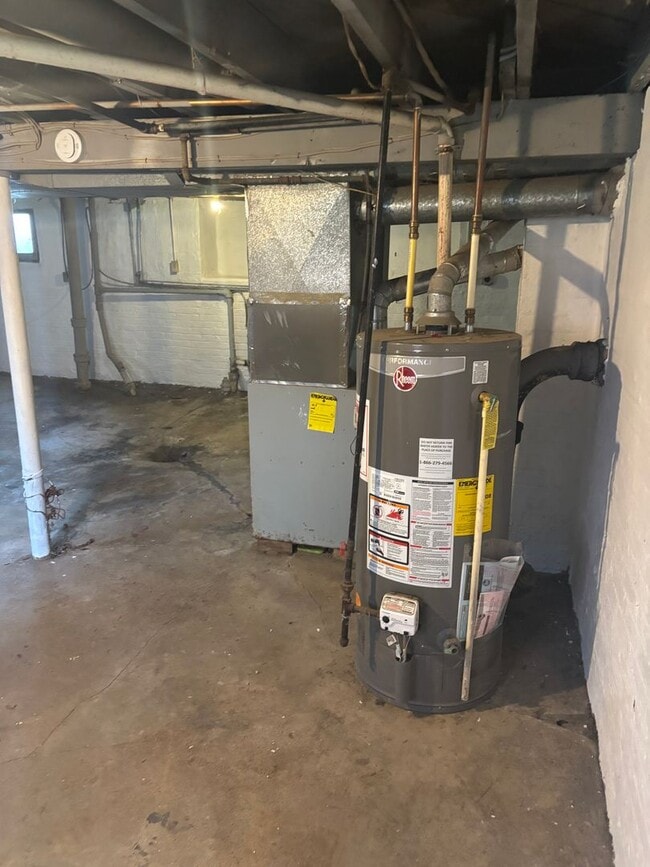 Building Photo - Section 8 Accepted! 5 BR 2 BA