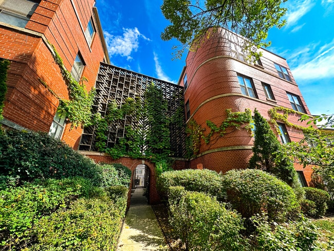 Primary Photo - 7425 N Sheridan Rd