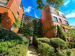 Building Photo - 7425 N Sheridan Rd