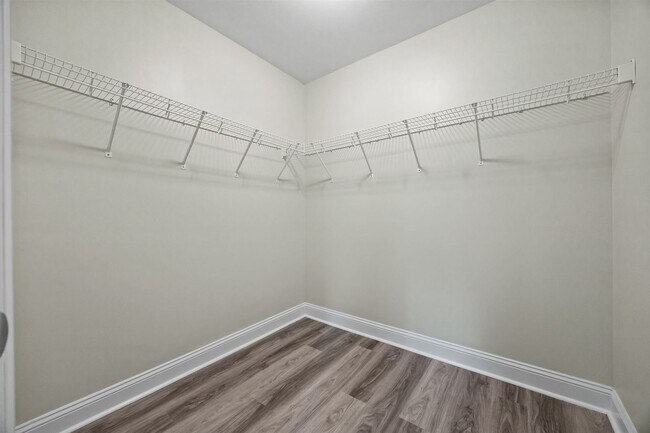Building Photo - Fully Furnished Month to Month/Short Term Rental!