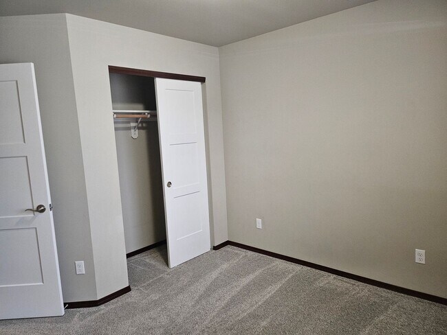 Building Photo - 3 Bedroom, 2.5 Bath House w/ fully fenced yard.