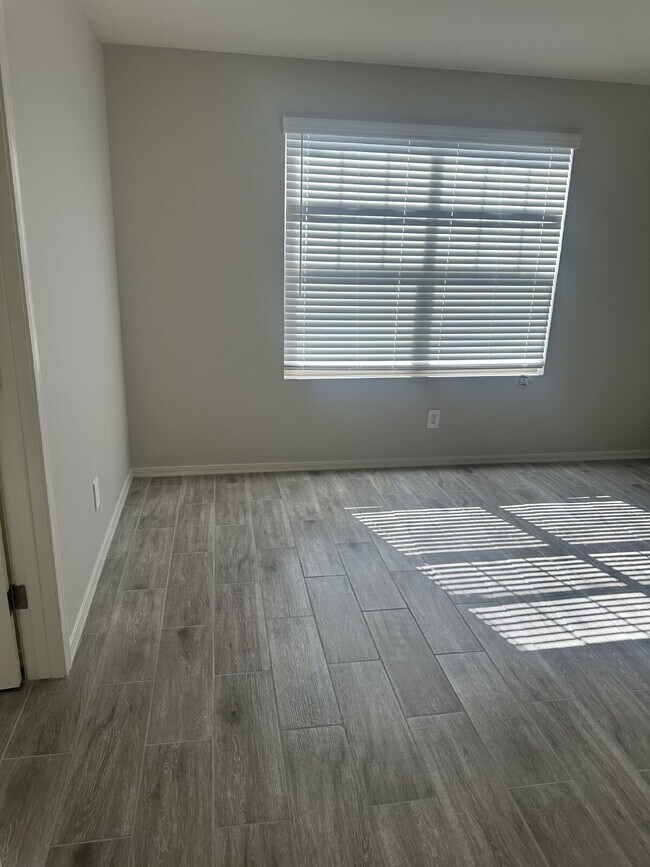 Building Photo - Beautiful, Spacious, and Newer Home, Solar Included!
