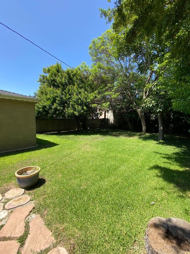 Building Photo - 2335 S Garth Ave