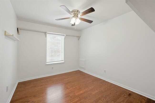 Building Photo - 1302 Dominion Dr