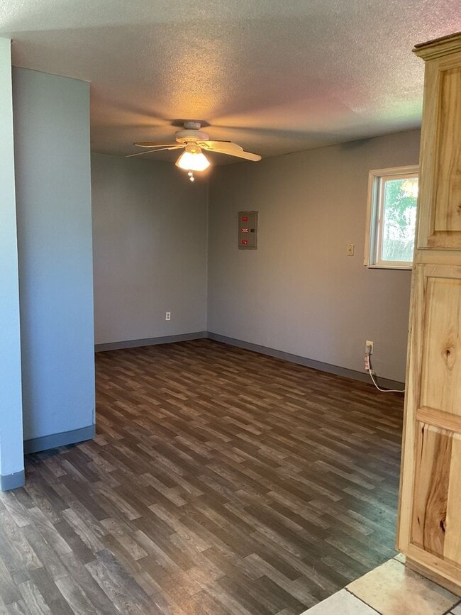 Building Photo - Country Living