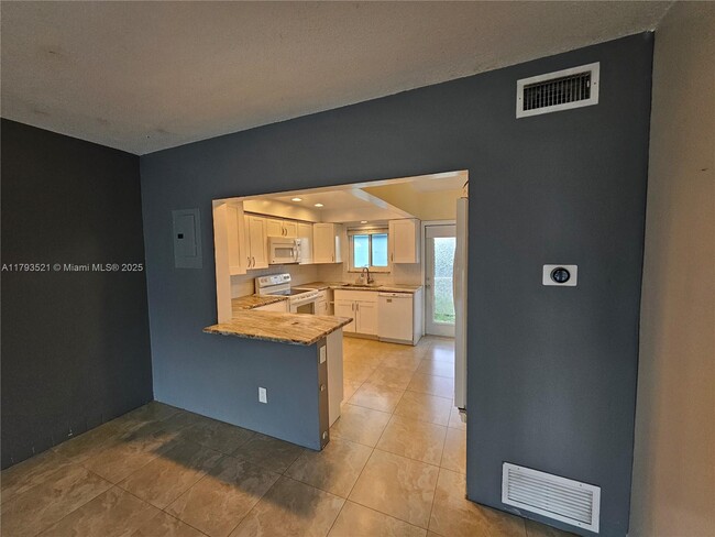Building Photo - 733 NW 30th Ct