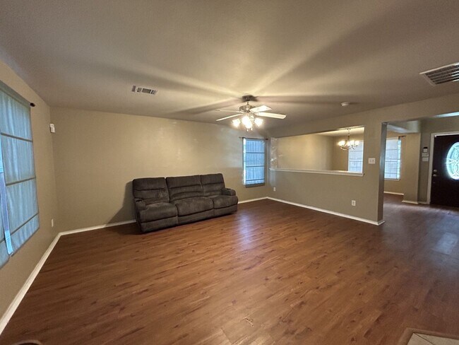 Building Photo - BEAUTIFUL 4 BR/2BTH HOUSE LOCATED IN CIBOL...