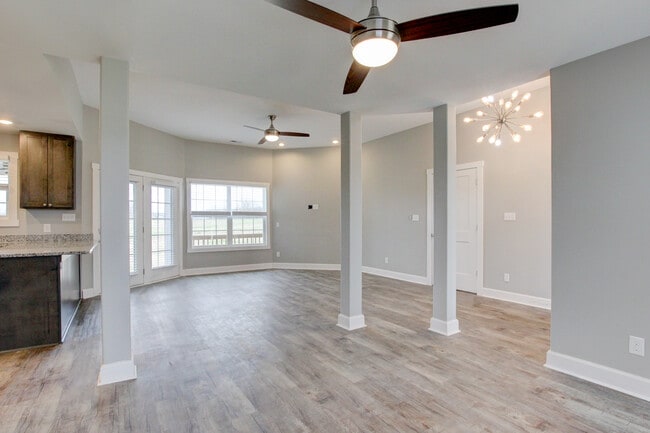 Building Photo - 127 Riverbend Dr