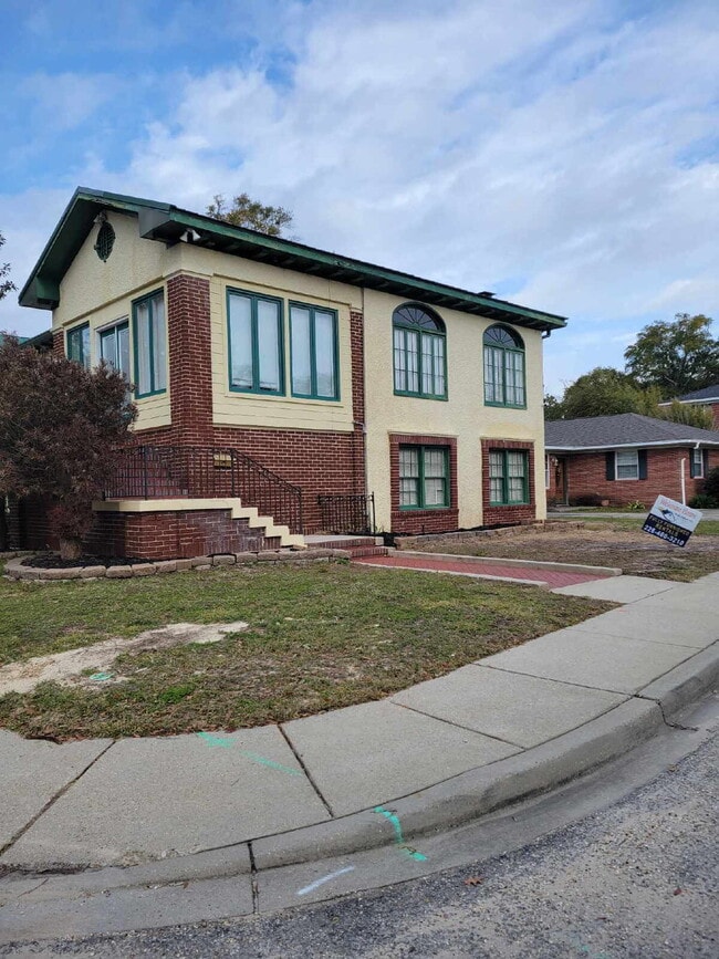 Building Photo - Studio for rent with Pool!