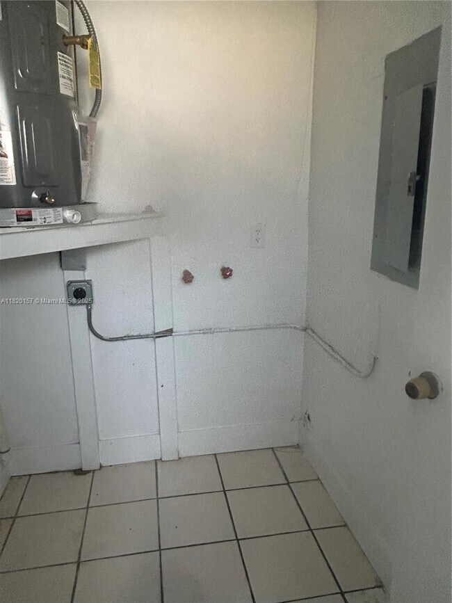 Building Photo - 3 bedroom in Hollywood FL 33020