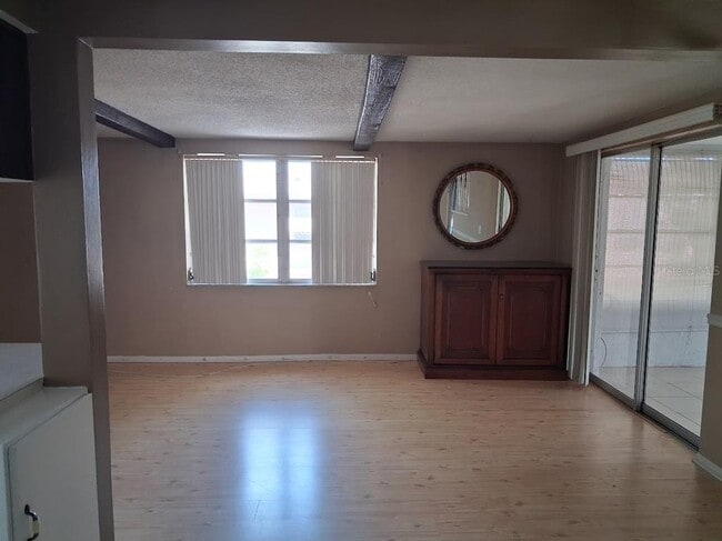 Building Photo - 6821 Mesa Verde St