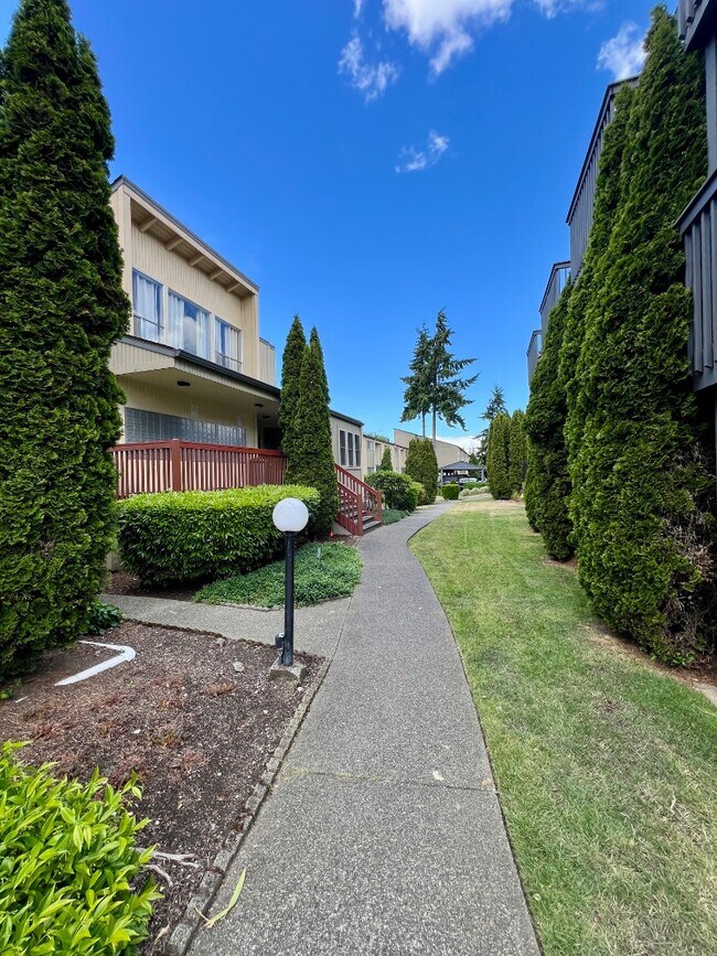 Building Photo - Scenic Lakeside Apartment for Rent - Federal Way