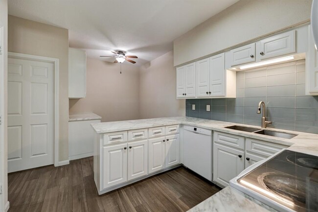 Building Photo - 2400 N Braeswood Blvd