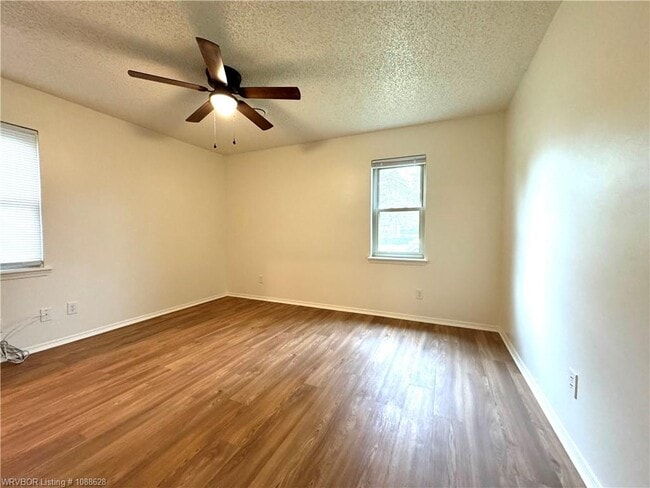 Building Photo - 10 Lura Ln