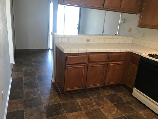 Building Photo - 2121 Phlox Ave