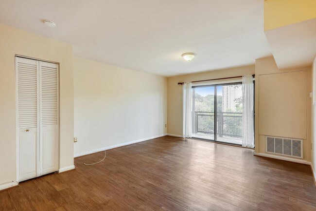 Building Photo - 7611 Maple Ave