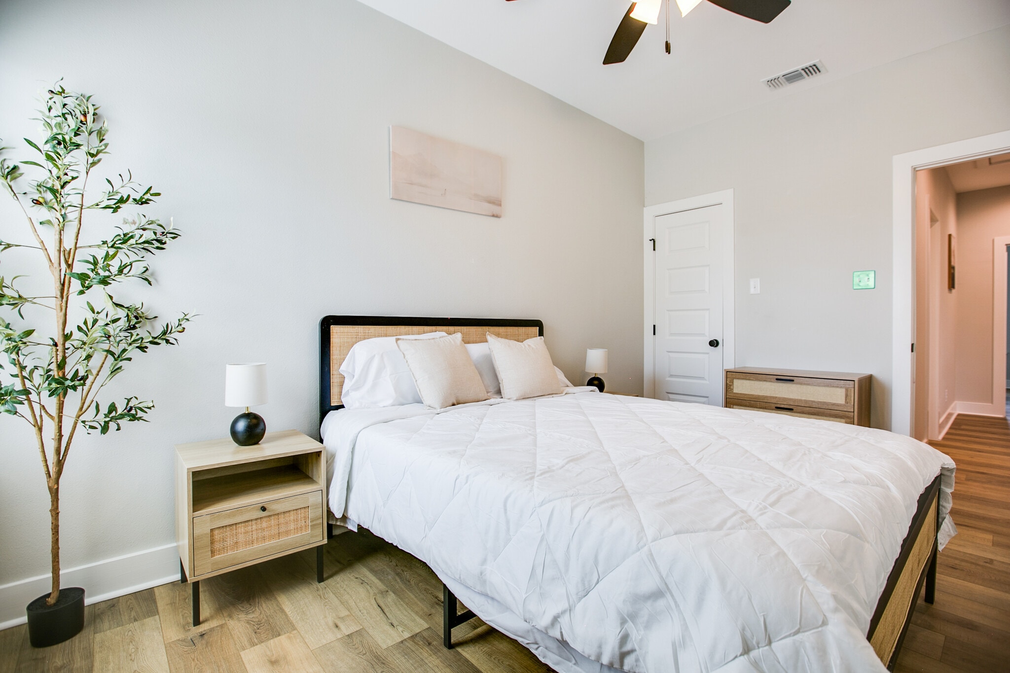 Building Photo - 1009 Holiday Dr