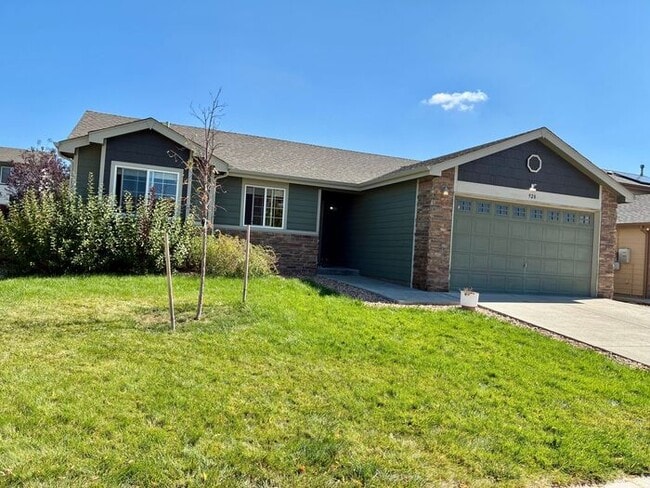 Building Photo - Ranch style home with 3 bed 2 bath and ove...