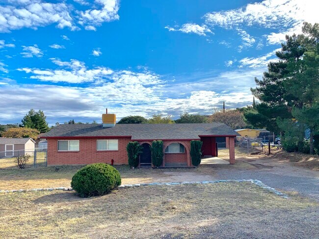 Building Photo - 925 N Evergreen Dr