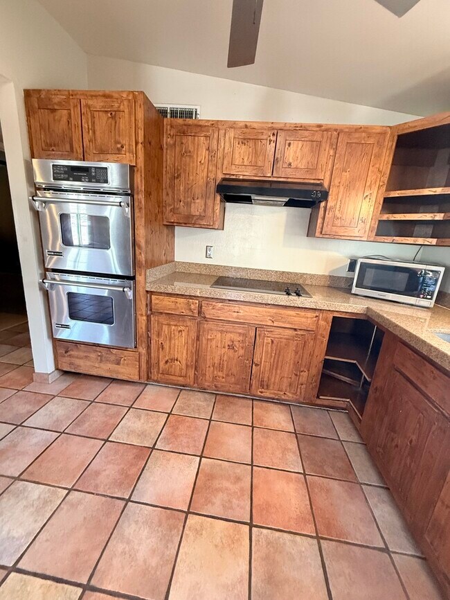 Building Photo - House For Rent