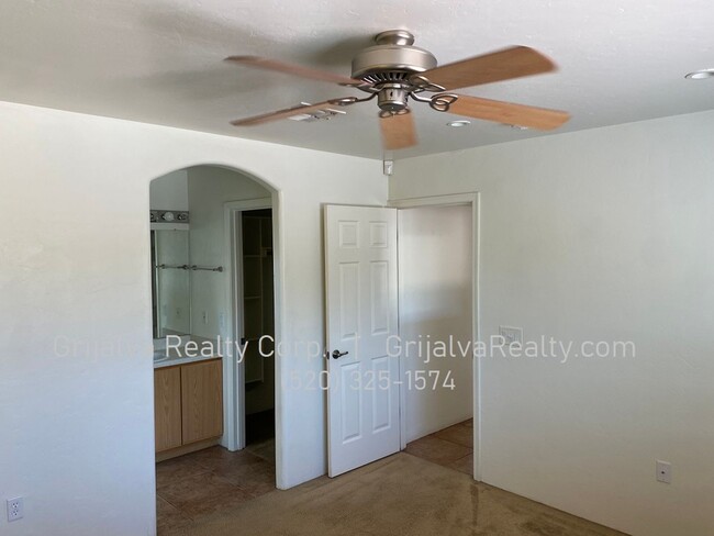 Building Photo - Lovely 2 BR, 2 BA House on the Westside (G...