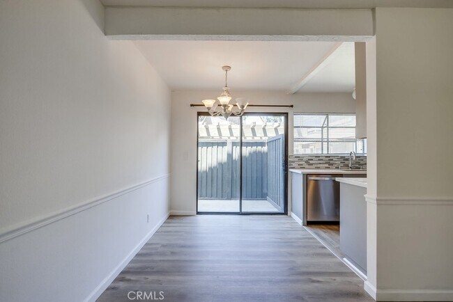 Building Photo - 323 Streamwood-