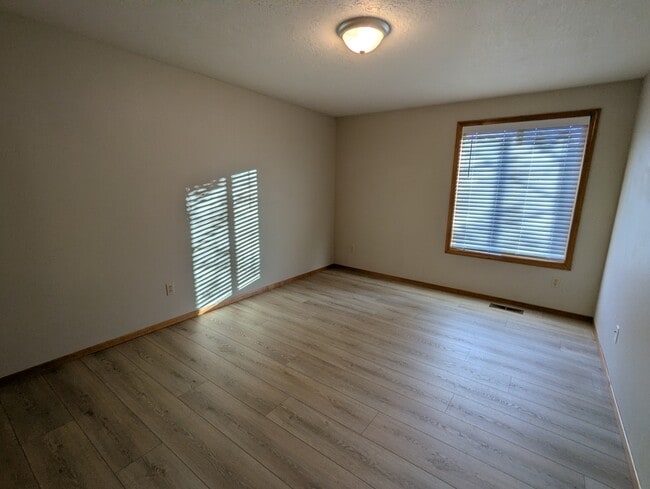 Building Photo - 1315 NE Paula Dr