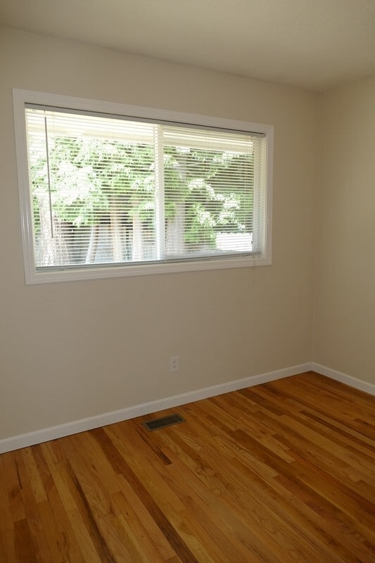 Building Photo - SE Garrett Dr - Milwaukie 3 bedroom with hardwood floors