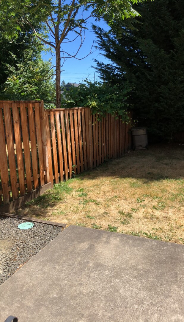 Building Photo - Small Pet Friendly! 4 Bedroom, 2 Bathroom Close to Campus!