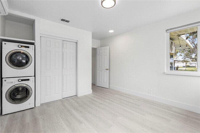 Building Photo - 14060 Miramar Ave