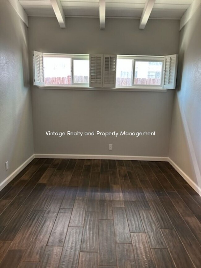 Building Photo - This Updated 2 Bedroom Duplex Is Ready to ...